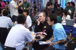 해외학교 입학담당자와 상담하는 학생