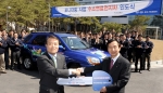 25일 현대기아차 선행기술센터장 조원석 전무(사진 왼쪽)가  스포티지 연료전지차 차량 인도식에 앞서 에너지관리공단 구종덕 부 이사장에게 차량 키를 전달하고 있다.  