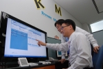 수원에 위치한 삼성전자 RM(Remote Management)센터에서 시스템에어컨 전담 엔지니어들이 '하우젠 원격관리 시스템 RMS(Remote Management Sys