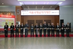 8일 오전 킨텍스(KINTEX)에서 개막된  ‘2008 서울국제공작기계전’의 개막식 행사에서 한승수 국무총리(가운데,왼쪽 여덟 번째), 김문수 경기도지사(왼쪽 세 번째), 지식경제