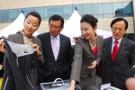 박삼구 금호아시아나그룹 회장(좌측에서 두번째)과 강주안 아시아나항공 사장(맨 우측)이 제 4회 소외계층돕기 벚꽃바자회에서  김연아 선수가 기증한 훈련복을 살펴보고 있다.