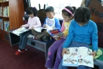 제주 가파초등학교 마라분교 네이버 마을도서관 개관식을 찾은 ‘책읽는 버스’에서 학생들이 책을 골라 읽고 있다.