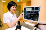 삼성서울병원의 간호사가 삼성 IP폰(SMT-W5100)으로 환자의 상태를 살펴보고 있다.