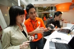 말레이시아 쿠알라룸프루 현지 U모바일 대리점에서 한 고객이 3G서비스에 대해 설명을 듣고 있다.