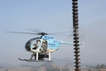 활선상태에서 헬기를 이용하여 애자 청소 및 교체 하는 모습 