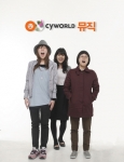 신인가수 '요조'(맨 왼쪽)와 '루싸이트 토끼'(오른쪽 2인조) 입니다. 요조는 최근에 올림푸스 광고 삽입음악으로 조금씩 알려지기 시작한 가수입