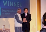 박윤식 두산중공업 담수BG장(오른쪽)이 영국 런던에서 열린 GWI 컨퍼런스에서 2006년 노벨평화상 수상자이자 그라민 은행 총재인 무하마드 유누스(Muhammad Yunus)로부터