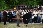자원봉사를 마친 직원 150명과 함께 복지관 놀이터에서 김광 국장과 김명순 관장 수녀가 악수를 나누고 있다