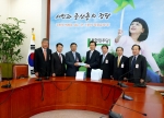 김상열 대한상공회의소 상근부회장을 비롯한 지방상의 상근부회장들은 28일 김효석 통합민주당원내대표를 찾아가 ‘한미 FTA 국회비준 촉구를 위한 전국 상공인 연명부’를 전달했다. 왼쪽