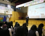 전국 20여개 중,고등학교를 대상으로 진행중인 ‘하나 청소년 금융교실’에 참가한 구로구 궁동소재 서서울 생활과학고 500여명의 학생들이 28일 이 학교 강당에서 경제 및 금융과 관