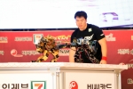 SRGP 시즌3에서 격투대결을 펼치는 한국기술교육대학교 가제트와 로봇공장의 해일옥타곤
