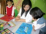 홍선생미술 은평지사 이은희 선생님이 독서아트를 지도하고 있는 모습
