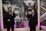 LG전자가 8일 일본 도쿄의 프라다 에피센터(PRADA Epicenter)에서 프라다폰 현지 출시행사를 가졌다.  
LG전자 마창민 상무(MC마케팅전략팀장,좌측)와 프라다 쟈크모