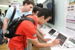 LG CNS R&D 전시관인 '미래로(未來路)'를 방문해 u-러닝 전용 학습 단말기를 사용해 u-러닝 솔루션을 체험해 보고 있는 고려대학교 경영학과 학생들