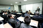 성기학 한-방글라데시 경협위원장(영원무역 회장)이 14일 상의회관에서 개최된 ‘방글라데시 무역투자진출 및 경영환경 설명회’에서 축사를 하고 있다.

