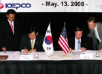 한국전력은 14일(수) 오전 10시(한국시간) 미국 덴버에서 옐로우케익 마이닝사와 콜로라도주 소재 벡 우라늄 광산의 공동개발 양해각서를 체결했다.(사진 왼쪽 김진식 한전 해외사업본