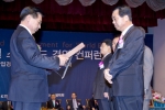 한국생활환경시험연구원 김창로 원장으로부터 2008 글로벌스탠다드 경영대상 신상품혁신위너(WINNER)상을 수상하고 있는 혼다코리아 정우영 사장