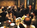  15일 서울 강남역 근처 맥주집에서 20대부터 60대까지 격식 없이 만나 서울대 동창회 링크나우 지부 맥주파티를 갖고 있다.