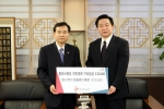 중국 지진재해 성금 전달식 관련사진(좌-한국관광공사 오지철 사장, 우-중국 국가여유국 서울지국 장시롱(張西龍)지국장) 
