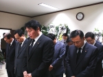최태원 SK 회장(사진 왼쪽 세번째)과 SK그룹 계열사 CEO들이 21일 중국 쓰촨성 대지진 희생자 빈소가 마련된 서울 종로구 효자동 주한 중국대사관을 방문, 희생자들의 넋을 기리