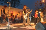 2007년 천안역에서 열린 동아리 거리문화공연 무대에 오른 한기대 록밴드 '제스트'가 노래를 부르고 있다