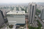 KT 목동 ICC 신축건물 전경(좌)과 구 목동 IDC 건물(우) 