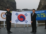 독도경비대(대장 이정원)에 태극기를 전달하는 박동규 사무처장