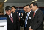 LS 구자홍 회장과 LS전선 구자열 부회장이 26일 LS타워에서 열린 'T-fair 2008'에서 핵심제품에 대한 설명을 듣고 있다