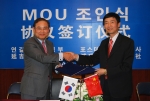 포스데이타 유병창 사장(좌측)과 중국 옌지시 조철학 사장(우측)이 u시티 구축과 IT협력을 위한 양해각서(MOU)를 체결하고 협약서를 교환하고 있다.
