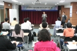 KT 구매전략실 전금주 부장이 중소기업 임직원들을 대상으로 역량강화 교육을 실시하고 있다.