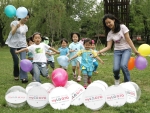 용산가족공원을 찾은 어린이들이 LG데이콤이 제공하는 비치볼과 풍선을 가지고 재밌는 게임을 즐기고 있다. 
