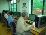 천안시노인복지관에서 운영하는 ‘어르신 정보화 교실’에서 사회복지공동모금회가 JTI Korea의 이웃사랑 성금으로 지원한 신규 컴퓨터로 교육을 받고 있다.