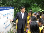 <아시아나 환경스쿨>에 견학 온 강서구 염창초등학교 학생들이 아시아나 직원으로부터 아시아나타운(강서구 오쇠동 소재)내 친환경 오폐수처리시설에 대한 설명을 듣고 있다.