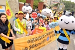 기아자동차㈜는 4일 한국생활안전연합과 공동으로 펼치는 ‘안전한 스쿨존 지킴이 캠페인’을 통해 어린이 통학로 교통안전 확보뿐만 아니라 지역 어르신들을 위한 사회적 일자리 창출에도 기
