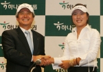 16일 소공동 롯데호텔에서 가진 하나은행과 LPGA 유망주 박희영선수 후원조인식에서 하나금융지주 김태오부사장 (좌측) 과 박선수가 조인식 후 기념촬영하고 있는 모습이다.