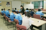 냉연부 직원들이 이른 아침부터 부 회의실에 모여 일본어 전문강사의 강의를 듣고 있다.