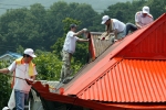 KTF 임직원들이 민통선 마을을 방문하여 장마철을 대비하여 독거노인 주택의 지붕을 방수페인트를 칠하고 있다.