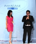 스타일리스트 정윤기가 청담동의 한 클럽에서 진행된 아큐브 ‘Define Your Beauty Secret'파티에서 모델 이은성의 스타일링에 대해서 설명하고 있다.