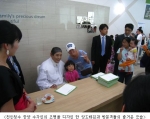 앙드레김과 방문객들의 모습
