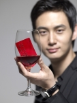 현대카드는 젊은 프리미엄 고객들을 겨냥해 일반적인 플래티늄 카드와 차별화된 가치와 서비스를 제공하는 ‘레드카드(the Red)’를 출시한다고 1일 밝혔다. 연회비는 본인이 15만 
