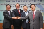 삼성전자는 국제기능올림픽위원회가 주관하는 인터넷 기반의 'e-러닝 기능교육 프로그램' 개발을 후원키고 하고 3일 한국산업인력공단에서 공식 후원 계약을 체결하였다.