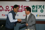 한국전력 문호 사장 직무대행(사진 오른쪽)과 김주영 전국전력노조 위원장(사진 왼쪽)은 7.7(월) 강남구 삼성동 한전 본사에서 노사간 필수유지업무 협정을 체결하였다.