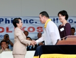 아로요 대통령으로부터 <필리핀 대통령 훈장>을 수훈하는 한진중공업 조남호 회장. 필리핀 대통령훈장이 제정된 것은 1993년. 지난 16년간 이 훈장을 받은 사람은 12명