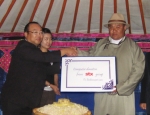 STX그룹은 9일 투브아이막에서 열린 몽골 최대 전통축제 ‘나담 축제’에서 김효중 포스텍 사장(사진 왼쪽), 보양달라이 군수(사진 오른쪽) 및 관계자들이 참석한 가운데 PC 기증식