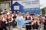 한국씨티은행 하영구 은행장이 15일 강원도 춘천시 신북읍 천천4리 (상천초교 옆) 사랑의 집짓기 공사현장에서 한국해비타트 이창식 회장에게 `사랑의 집짓기 후원금' 증서를 