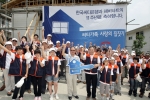 Yung-Ku Ha, CEO of Citibank Korea Inc. presents a check to Chang Sik Lee, Chairman of Habitat for Hu