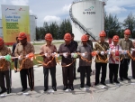 SK에너지가 15일 인도네시아 두마이에서 제3 윤활기유 공장 준공식을 가졌다. 준공식에는 SK에너지 신헌철 부회장(사진 오른쪽 3번째), 유정준 사장(사진 오른쪽 1번째)과 인도네