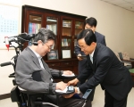 박병하국립재활원장이 서울대 이상묵교수에게 장애예방 명예강사증을 수여하는 모습