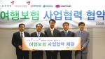  좌측부터 모두투어 한옥민전무,하나투어 왕인덕상무,롯데관광 백현부사장,금호생명 현승호상무,아시아나항공 김재일상무가 협약식을 마치고 기념사진을 찍는 장면.