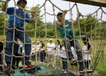  2007독립군체험캠프 참가자들이 독립군체험활동 중에서 암벽 오르기에 도전하고 있다. 